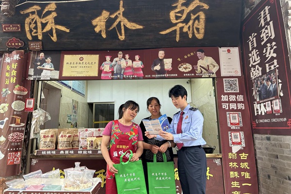 銅梁區(qū)稅務人員前往安居古城走訪，為沿街商戶宣傳稅收優(yōu)惠政策。彭俊攝