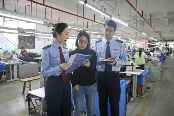 豐都縣稅務人員來到豐泰箱包制造有限公司，宣傳最新的稅收優(yōu)惠政策，幫助企業(yè)算好吸納殘疾人就業(yè)的“效益賬”。張凌云攝