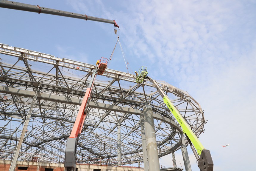 “五一”小長(zhǎng)假期間，上千名建設(shè)者在重慶江北國(guó)際機(jī)場(chǎng)T3B航站樓施工現(xiàn)場(chǎng)堅(jiān)守崗位。中建八局供圖