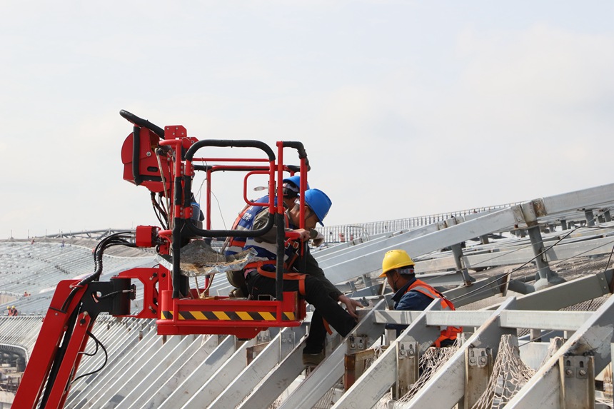 4月29日，工作人員在重慶江北國際機場T3B航站樓施工現(xiàn)場進行屋面施工。中建八局供圖