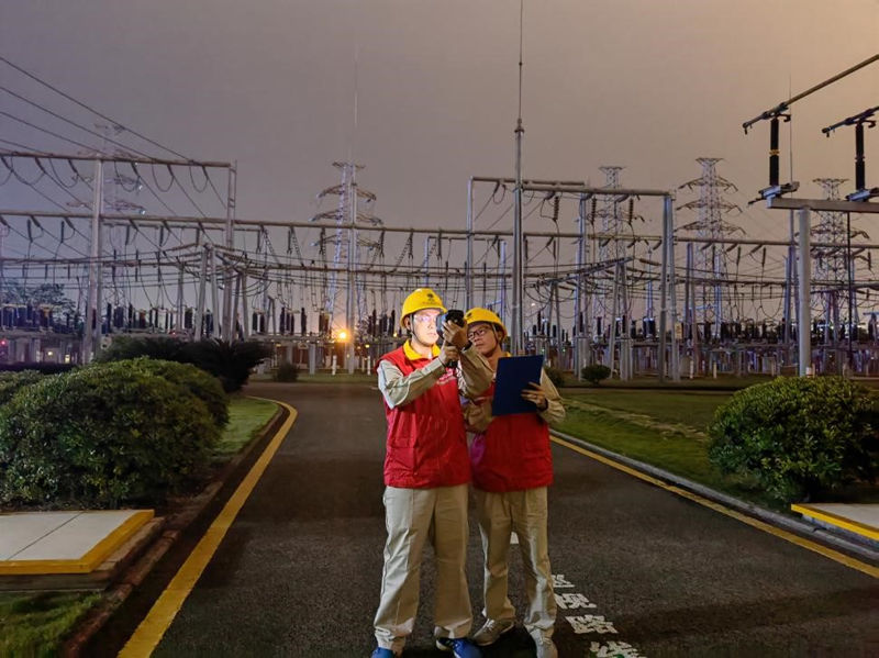 4月29日，國網(wǎng)璧山供電公司員工對(duì)220千伏田家變電站進(jìn)行保電特巡。陳曉曉攝