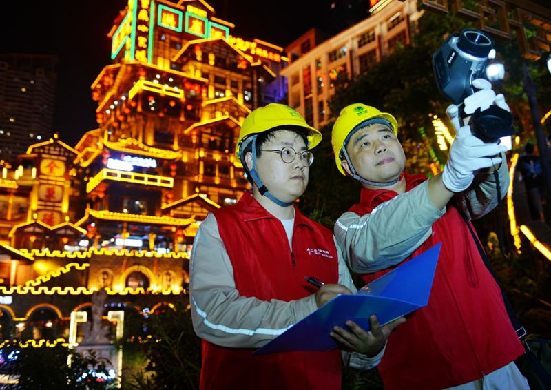 4月30日，國家電網(wǎng)紅巖（市區(qū)渝中）共產(chǎn)黨員服務(wù)隊(duì)在洪崖洞景區(qū)開展巡視，守護(hù)山城璀璨夜。韓薇攝