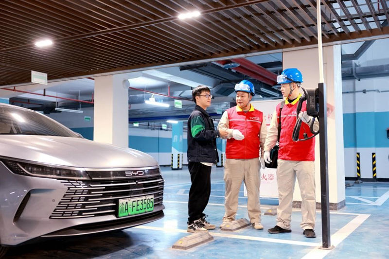 4月30日，國網(wǎng)大足供電公司員工對(duì)全區(qū)重要充電站開展特巡工作。王非凡攝