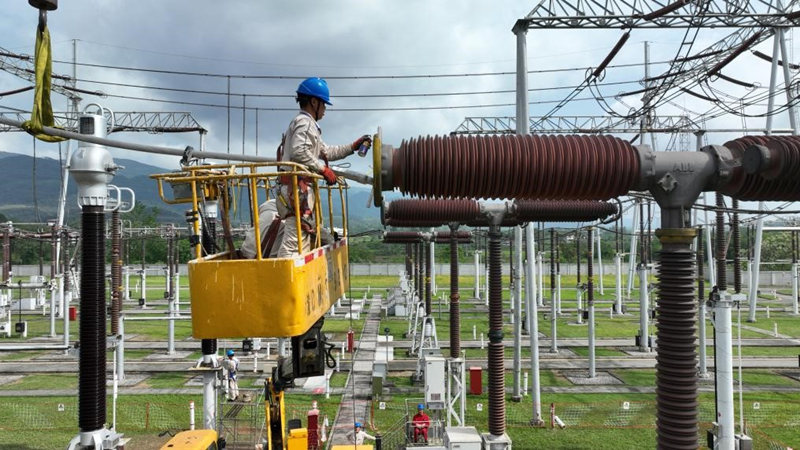 5月1日，國網(wǎng)重慶超高壓公司變電檢修員工正在500千伏長壽變電站進(jìn)行作業(yè)。李濤攝