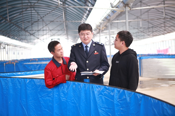 在北碚區(qū)金刀峽鎮(zhèn)“魚(yú)菜共生”鱸魚(yú)養(yǎng)殖基地，稅務(wù)人員針對(duì)性講解惠農(nóng)稅收政策，現(xiàn)場(chǎng)答疑解惑。楊蔓攝