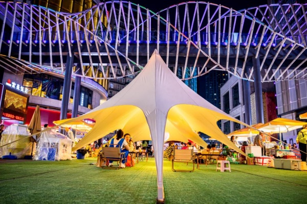 金科美鄰廣場(chǎng)城市露營(yíng)市集。金科商業(yè)供圖