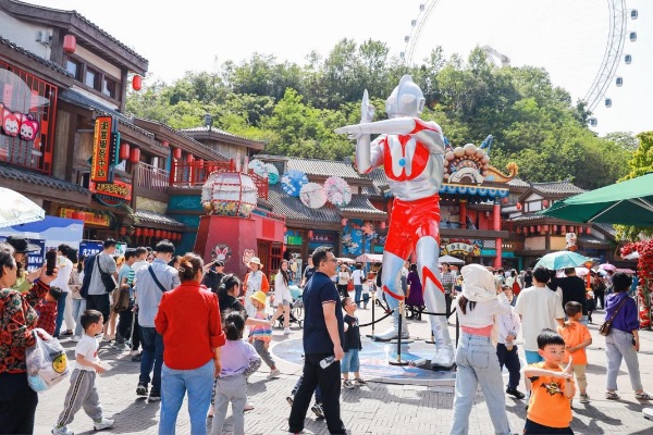 重慶融創(chuàng)文旅城巨型經(jīng)典奧特曼。重慶融創(chuàng)文旅城供圖