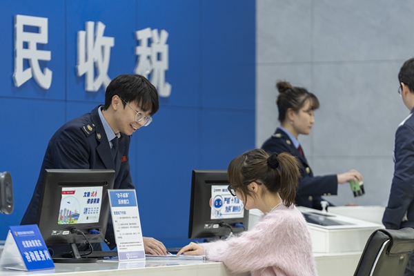 在今年“便民辦稅春風(fēng)行動(dòng)”中，重慶市渝北區(qū)稅務(wù)局在辦稅服務(wù)廳設(shè)置“辦不成事”反映窗口，及時(shí)解決納稅人繳費(fèi)人涉稅問(wèn)題和訴求。郭睿攝