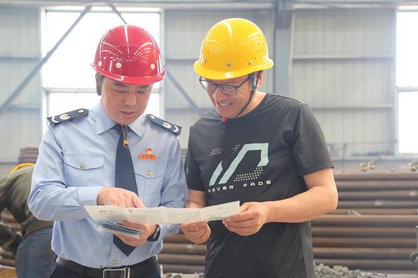 墊江縣稅務(wù)人員走進(jìn)重慶涪特智能裝備有限公司講解延續(xù)和優(yōu)化實(shí)施的稅收優(yōu)惠政策。熊杰攝