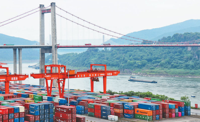 5月10日，重慶兩江新區(qū)果園港，公路、水運(yùn)等多通道運(yùn)輸在此交匯，這個(gè)“一帶一路”和長(zhǎng)江經(jīng)濟(jì)帶聯(lián)結(jié)點(diǎn)呈現(xiàn)繁忙景象。 本報(bào)記者 姜 峰攝