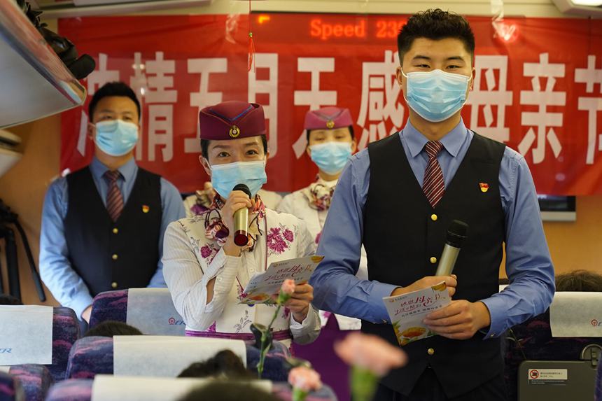 圖8 5月12日，C6409次列車上，乘務(wù)員向旅客送上節(jié)日祝福。李文航攝