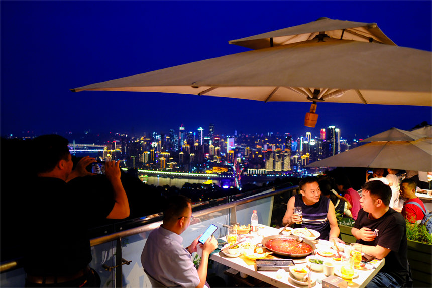 南岸區(qū)南山夜景火鍋公園，市民品火鍋看山城夜景。郭旭攝