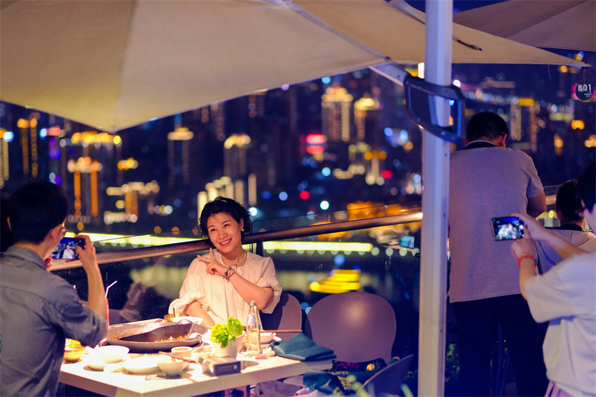 南岸區(qū)南山夜景火鍋公園，市民品火鍋看山城夜景。郭旭攝