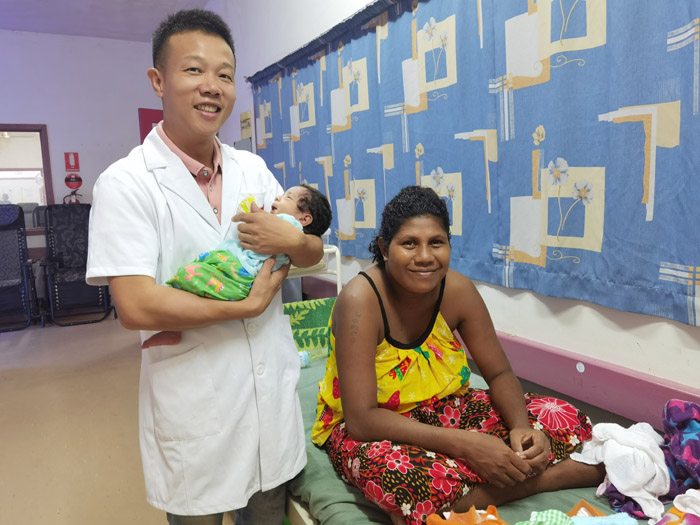 ▲患兒好轉(zhuǎn)后轉(zhuǎn)到母嬰同室。受訪(fǎng)者供圖