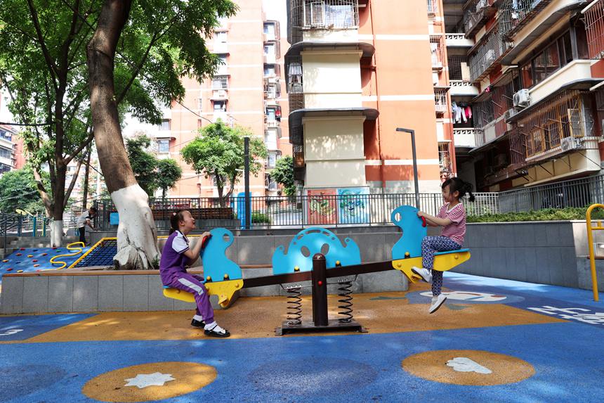 完成改造的正東社區(qū)居民樓一角。楊敏攝