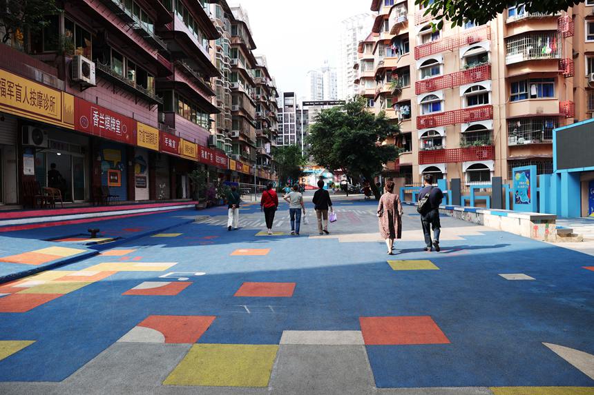 滬漢社區(qū)居民行走在彩色音樂(lè)步道上。楊敏攝