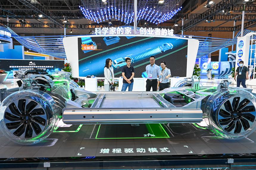 賽力斯新能源汽車超級(jí)電驅(qū)智能技術(shù)平臺(tái)(DE-i)。鄒樂攝