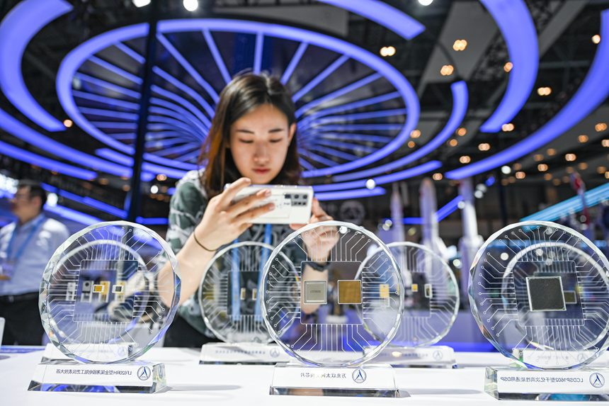 萬(wàn)兆以太網(wǎng)交換芯片亮相西洽會(huì)。鄒樂攝