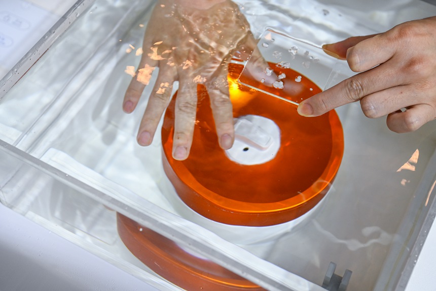 超聲腫瘤治療系統(tǒng)“海扶刀”亮相西洽會(huì)。鄒樂攝  