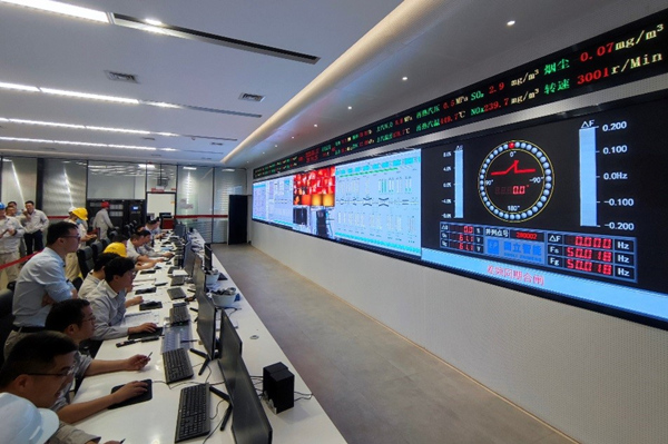 重慶發(fā)電廠主控室內(nèi)，運(yùn)行和調(diào)試人員正監(jiān)控2號機(jī)運(yùn)行狀態(tài)。國網(wǎng)重慶市電力公司供圖