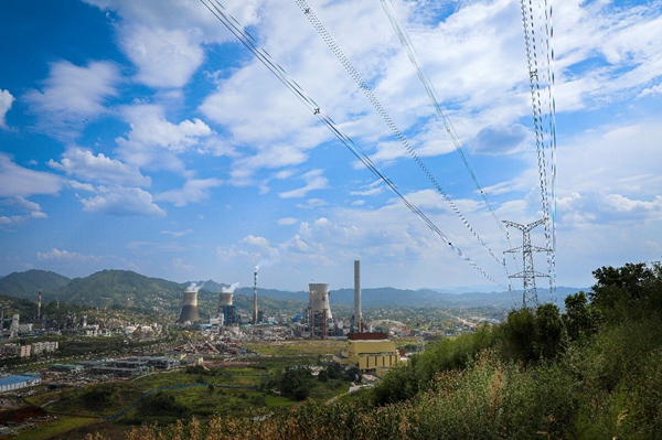 重慶電廠環(huán)保遷建500千伏送出工程施工現(xiàn)場。劉洪君攝