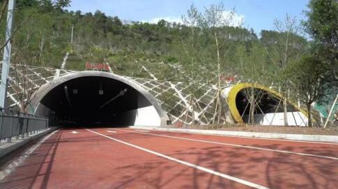 鹿山隧道。中交二航局供圖