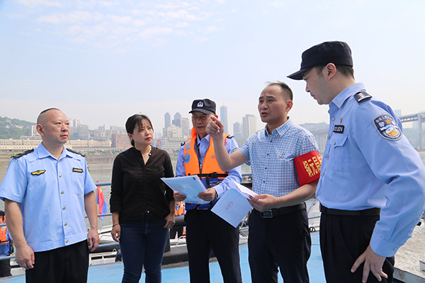 乘船巡河結(jié)束后，巡護(hù)人員做工作交流。唐文蕤攝