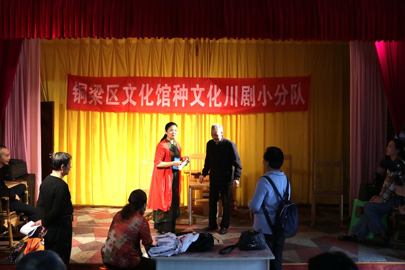 七彩素質(zhì)學(xué)校排練川劇。胥世鵬攝