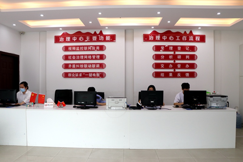 三級(jí)社會(huì)治理指揮中心辦公現(xiàn)場。胥世鵬攝