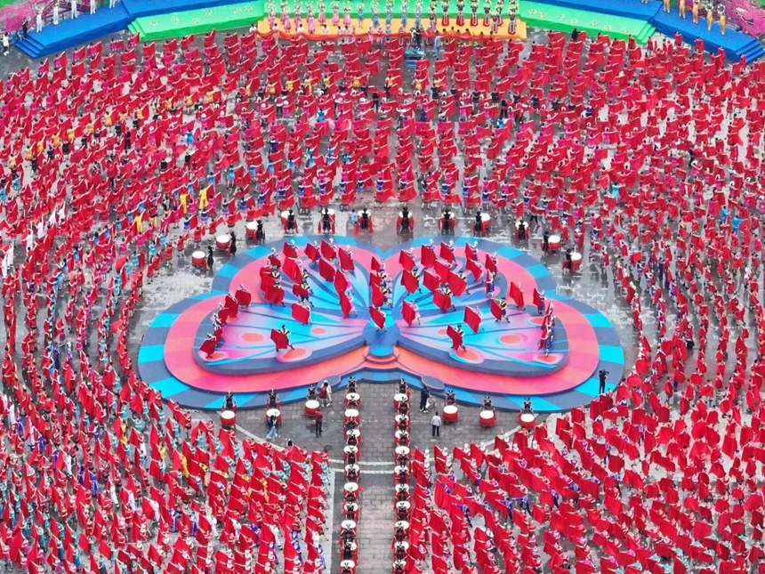 第十二屆國烏江苗族踩花山節(jié)現(xiàn)場。趙勇攝