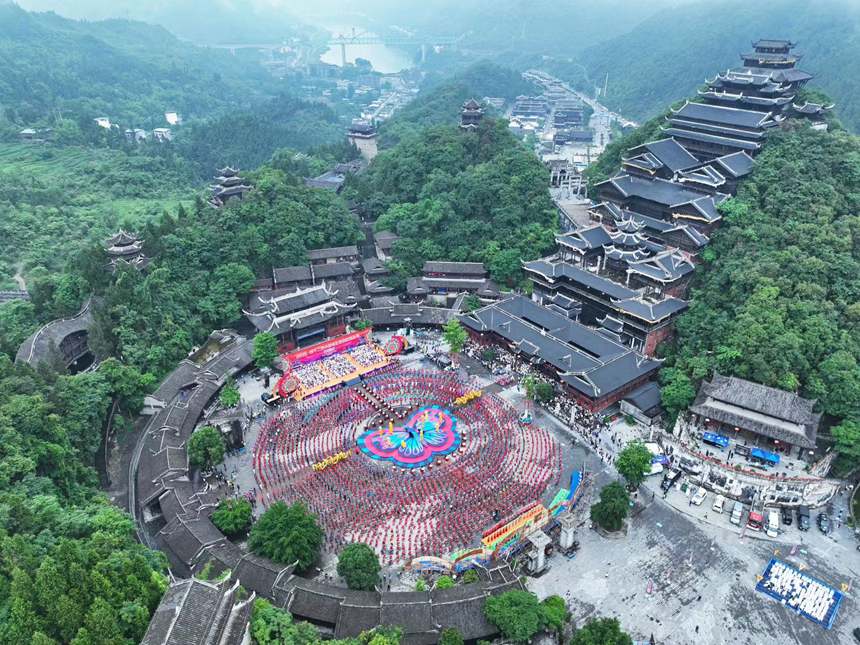 第十二屆國(guó)烏江苗族踩花山節(jié)現(xiàn)場(chǎng)。趙勇攝