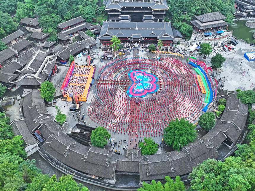 第十二屆國烏江苗族踩花山節(jié)現(xiàn)場。趙勇攝