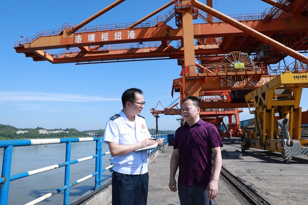 江津區(qū)稅務(wù)人員走訪珞璜港務(wù)有限公司，了解珞璜長江樞紐港建設(shè)運(yùn)營情況，宣傳稅收優(yōu)惠政策。趙飛攝