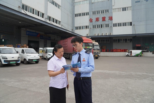 經(jīng)開區(qū)稅務(wù)青年走訪重慶公路運(yùn)輸(集團(tuán))有限公司，了解企業(yè)涉稅訴求，宣傳稅費(fèi)優(yōu)惠政策。歐陽蕾攝