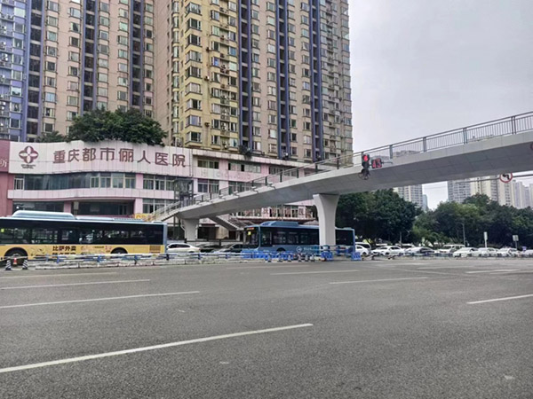 松石大道都市儷人醫(yī)院人行天橋。渝北區(qū)住房城鄉(xiāng)建委供圖