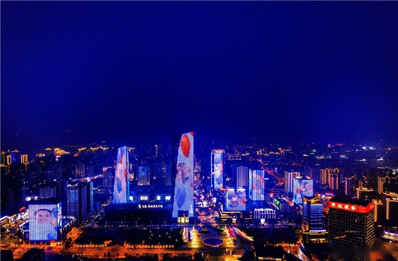 龍城天街夜間全景。銅梁區(qū)文旅委供圖