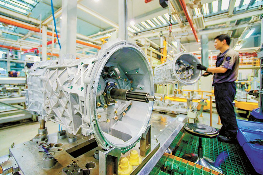 綦江齒輪傳動有限公司生產(chǎn)車間內(nèi)，工作人員正在對S變速器質(zhì)檢。該企業(yè)積極轉型升級，研發(fā)出多款混合動力及純電動客車、卡車用變速器，與多個知名客車、重型車品牌建立了良好合作關系。（攝于6月3日） 特約攝影 陳星宇/視覺重慶