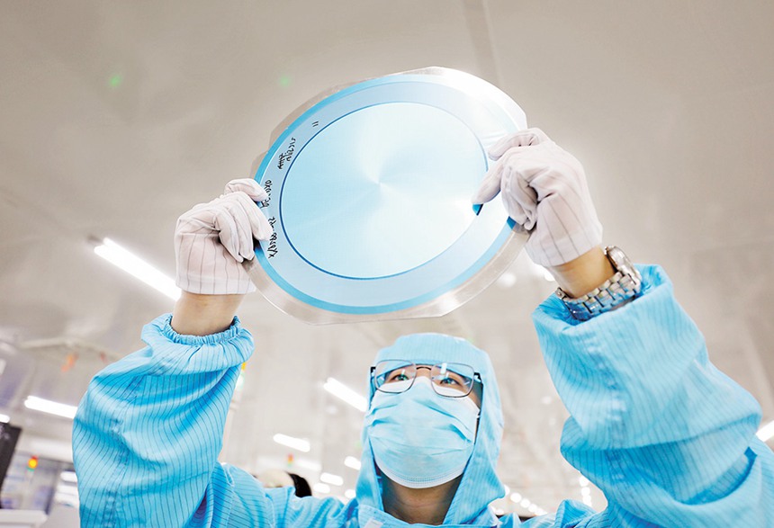 位于梁平高新區(qū)的重慶平偉實業(yè)股份有限公司射頻及功率器件制造中心生產(chǎn)車間，工人查看生產(chǎn)的電子芯片。近年來，梁平區(qū)搶抓機遇，打造以設計、制造、封測、應用等產(chǎn)業(yè)為主導的集成電路產(chǎn)業(yè)集群，推進新型工業(yè)化。（攝于5月9日）特約攝影 劉輝/視覺重慶