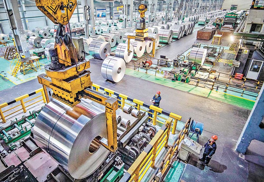 西南鋁（集團）有限責任公司，工人在生產(chǎn)線上忙碌。西南鋁通過加快技術創(chuàng)新，在航空用高性能鋁合金薄板、厚板等多個產(chǎn)品領域形成領先優(yōu)勢。（攝于1月5日）記者 鄭宇 攝/視覺重慶