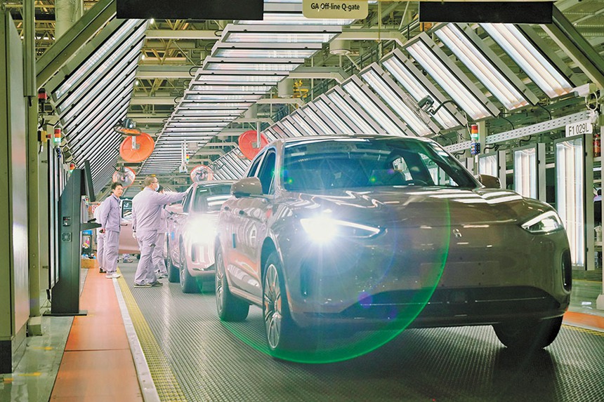 賽力斯兩江智慧工廠，員工檢測新能源汽車。賽力斯集團股份有限公司是以新能源汽車為核心業(yè)務的科技型制造企業(yè)，業(yè)務涉及新能源汽車及核心三電（電池、電驅、電控）、傳統(tǒng)汽車及核心部件總成的研發(fā)、制造、銷售及服務，其整車遠銷全球70多個國家和地區(qū)。（攝于2月8日）記者 劉旖旎 攝/視覺重慶