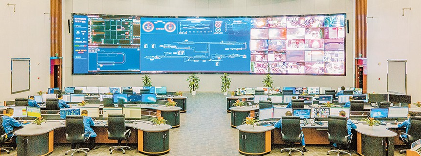 寶鋼股份武漢鋼鐵有限公司調(diào)度中心，工作人員通過重慶賽迪奇智人工智能科技有限公司承建的iSmartMC鐵鋼界面智慧管控系統(tǒng)遠程調(diào)度鐵水運輸。賽迪奇智圍繞智慧物流應用場景，自主研發(fā)了多款工業(yè)軟件并推廣應用。（賽迪奇智供圖）