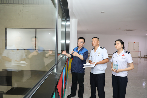 江津區(qū)稅務人員走訪重慶三峰百果園環(huán)保發(fā)電有限公司，了解企業(yè)生產經營情況，宣傳環(huán)保稅等稅費政策。趙飛攝