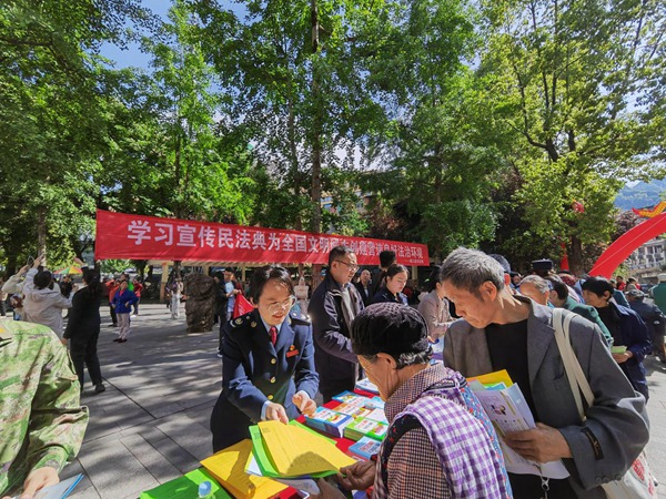 城口縣稅務(wù)人員正在向群眾宣傳民法典相關(guān)知識。鄧忠瑞攝