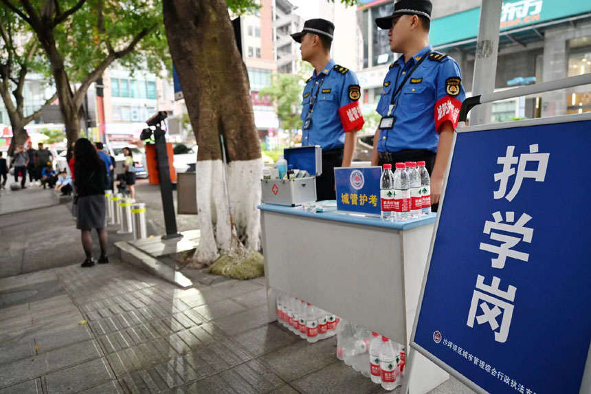 城管部門設置護學崗，為考生及家長提供免費礦泉水。鄒樂攝