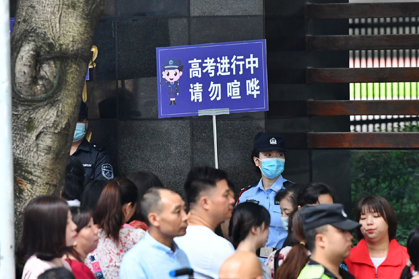 公安部門在考場外維護安靜的考試環(huán)境。鄒樂攝