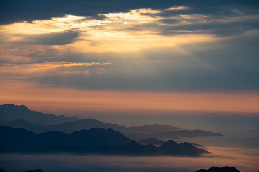 川河蓋景區(qū)云霧繚繞。胡程攝