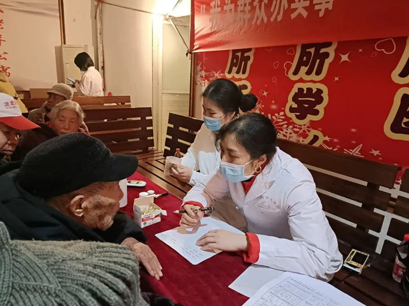 刁攀婭醫(yī)生（右一）開展義診。