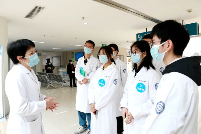 刁攀婭醫(yī)生（左一）帶領(lǐng)重慶大學(xué)醫(yī)學(xué)院學(xué)生們了解門診流程。