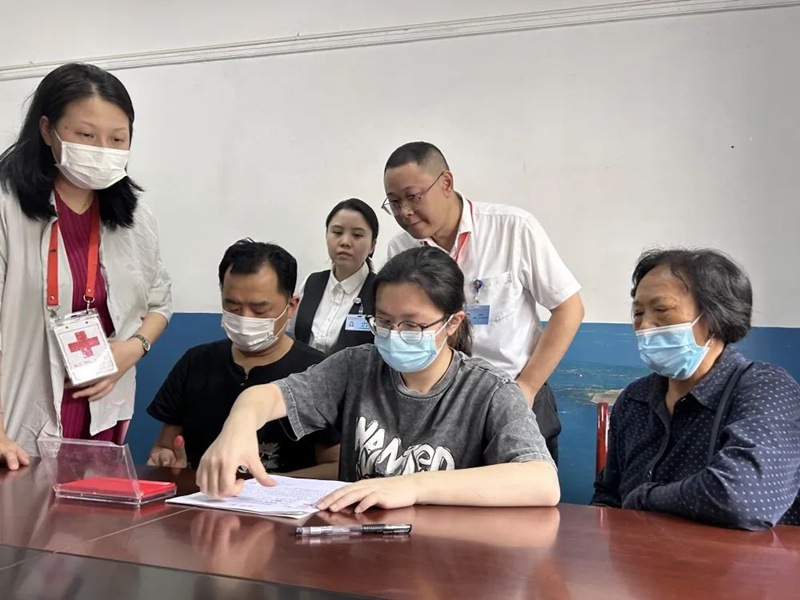 刁攀婭家屬在重慶市紅十字會(huì)工作人員見證下簽署《器官捐獻(xiàn)志愿書》。