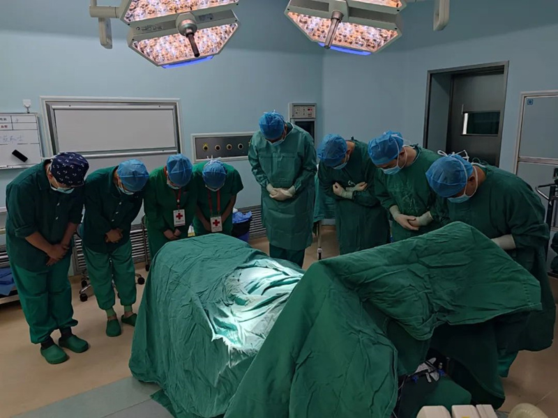 捐獻(xiàn)器官前醫(yī)務(wù)人員向刁攀婭醫(yī)生致敬。